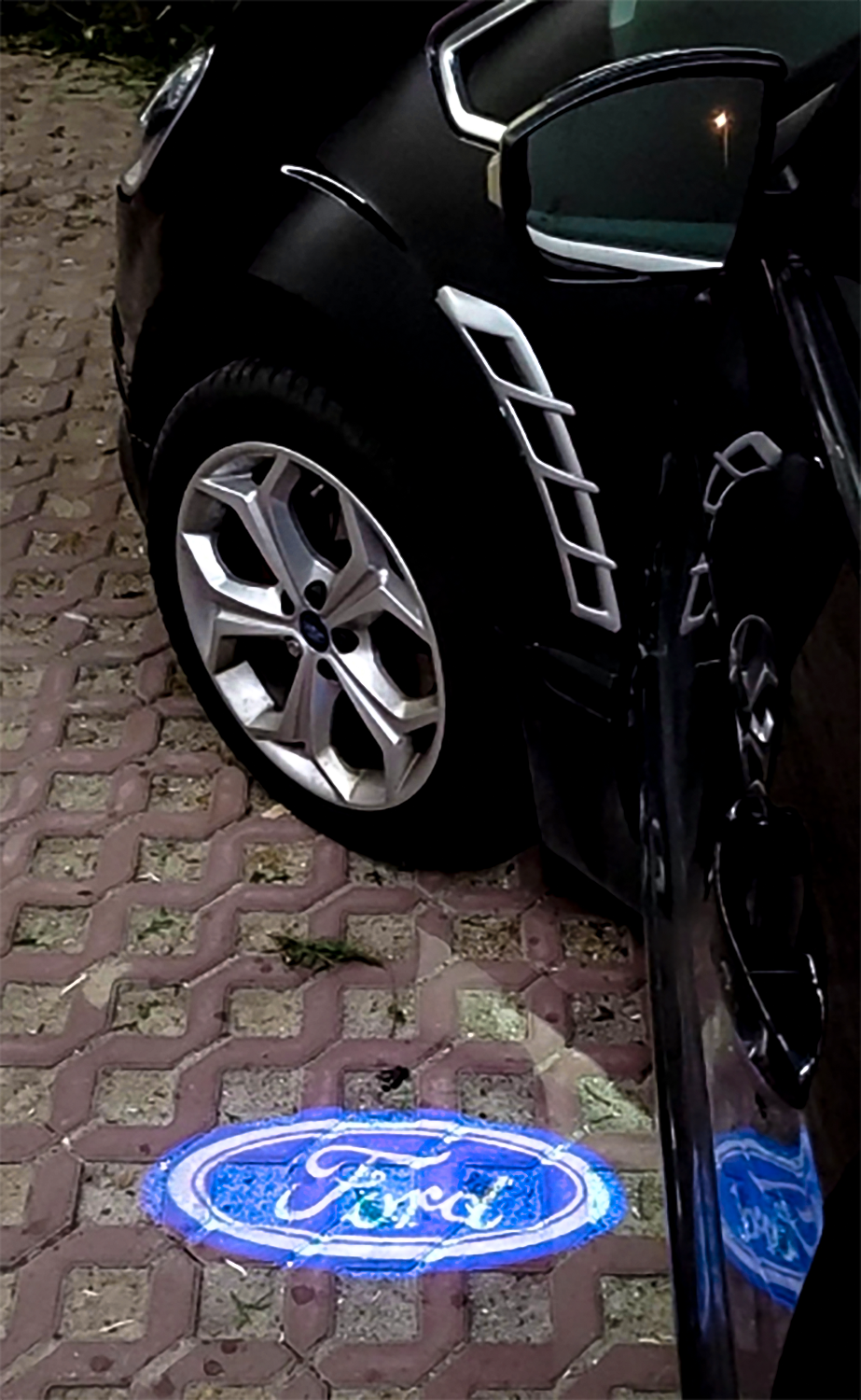 Logo LED Lusterka Ford w ciemności