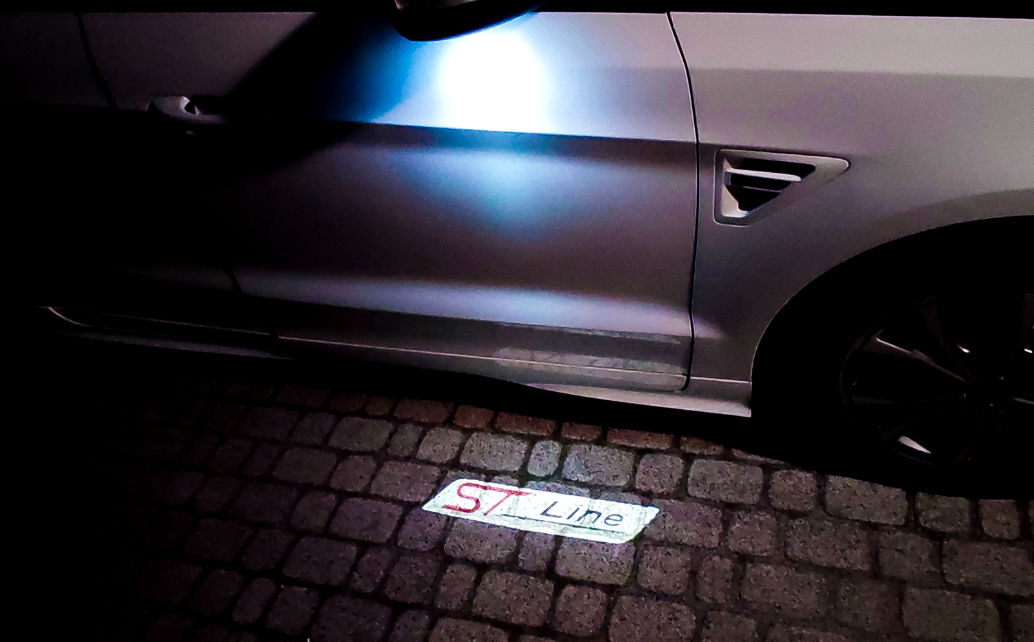 Logo LED Lusterka Ford ST line w ciemności